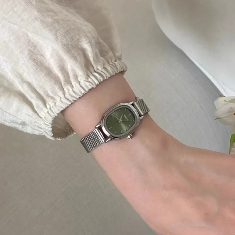 Piccolo quadrante ovale verde  - Ladies Luxury Watch recensione e prezzo